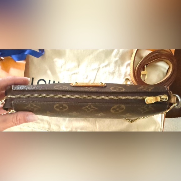 Louis Vuitton Eva 2-way Monogram Clutch/Crossbody
Comes w/ everything Almost new - Picture 10 of 16